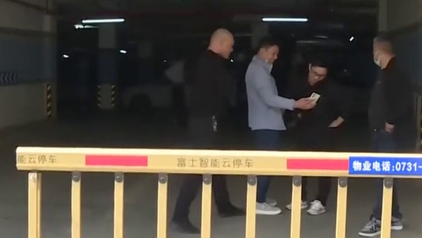 天天315 长沙澳海望洲府“停车费风波”引业主质疑 社区积极协调 物业公司张贴公告“车库启动停车收费” 业主认为消防等设施不健全需要先整改