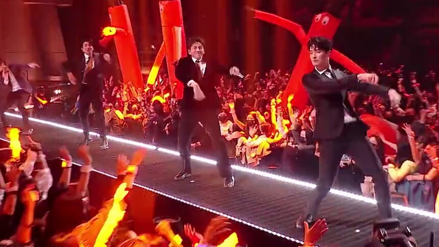 王大陆&李铢衔合作舞台《我怎么这么好看》 刘迦高瀚宇蔡珩帅气舞蹈！