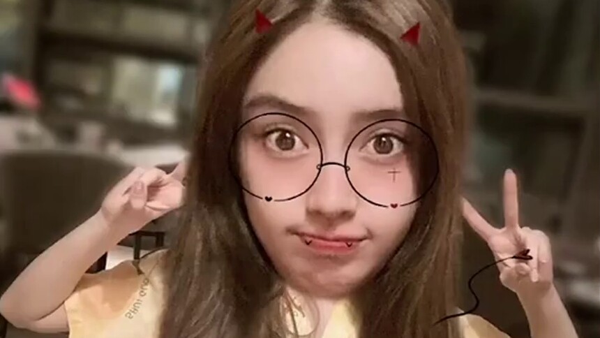 杨颖晒贴纸自拍！可爱又美艳！