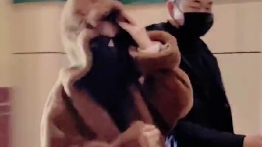 虞书欣戴大帽子找不着路！反差感有！