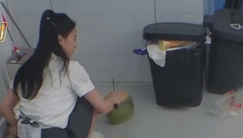 唐诗逸“暴力”砍椰子 菜刀都用上了