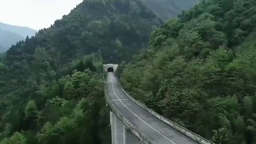 新华全媒+｜攻克极端复杂地质条件 四川绵茂公路通车