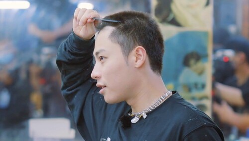 杨长青变寸头小子 张亚东解锁理发初体验