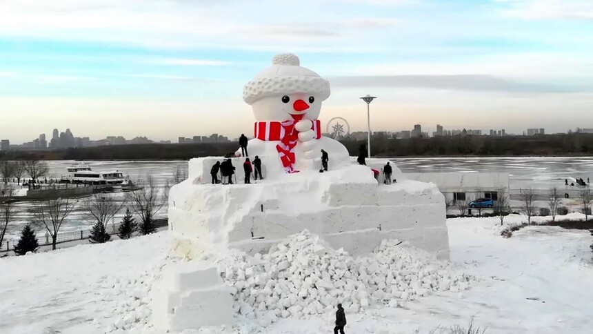 哈尔滨：松花江畔搭起18米高大雪人
