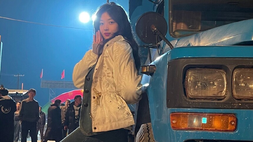 孙千晒赵丽颖欧豪片场照 庆祝《风吹半夏》破万