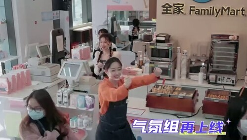 气氛组上线！蒋梦婕“压力式”营业好欢快