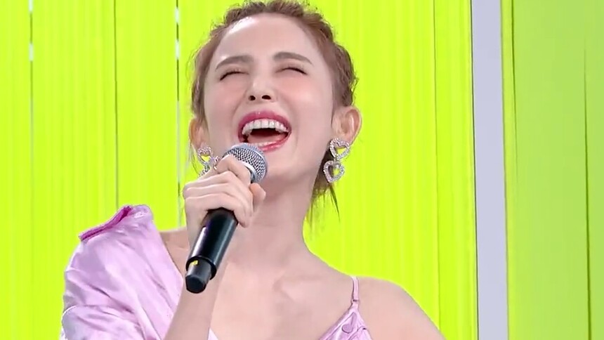 娜扎出圈名场面再现！ 穷哈式报幕超洗脑