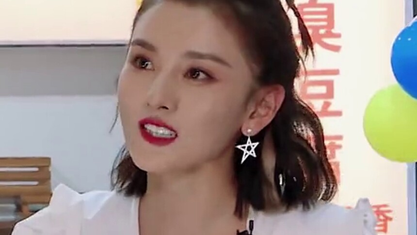 宋祖儿搞笑控诉丁禹兮 “他扒拉我！”