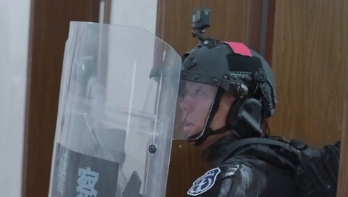 王贺勇弹夹掉特警跟前 竟往“枪口”上撞？