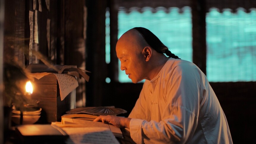 夏天蚊子多，张謇把双脚置于坛子里读书