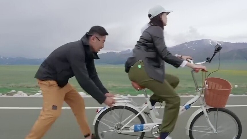 佟晨洁初学自行车 KK魏巍贴心陪伴