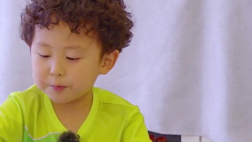 刘翔“爸爸”的铁汉柔情！刘翔“爸爸”细心为方便面剔牙