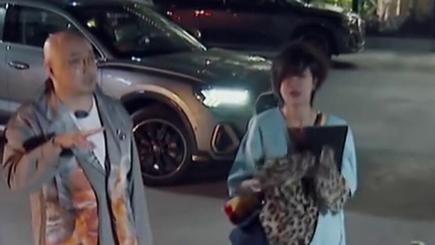 徐峥想方设法远离姐姐 幽默袒露心声：在一起好尴