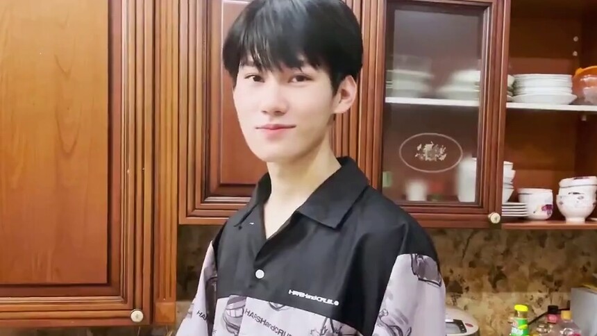 张真源蒸鸡蛋的厨房首秀，论帅哥证明厨艺的高情商语言艺术！