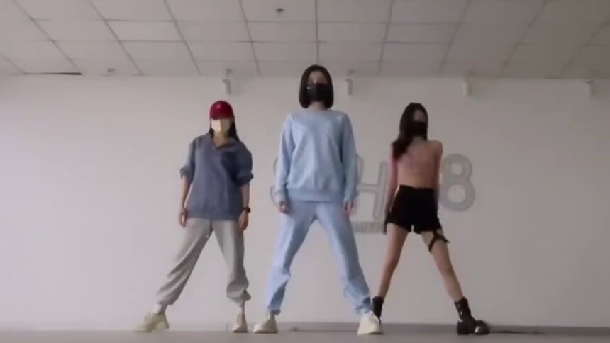 许佳琪戴萌许杨玉琢《Tomboy》翻跳