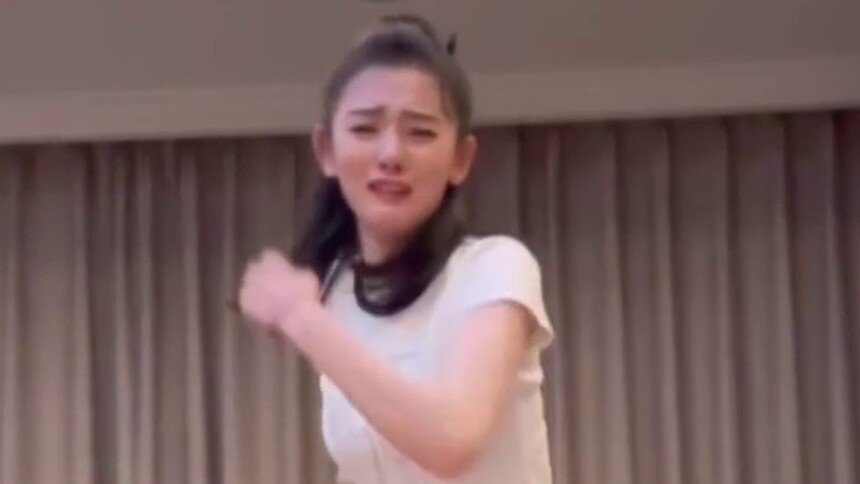 运动少女！宋祖儿在家跳刘耕宏健身操