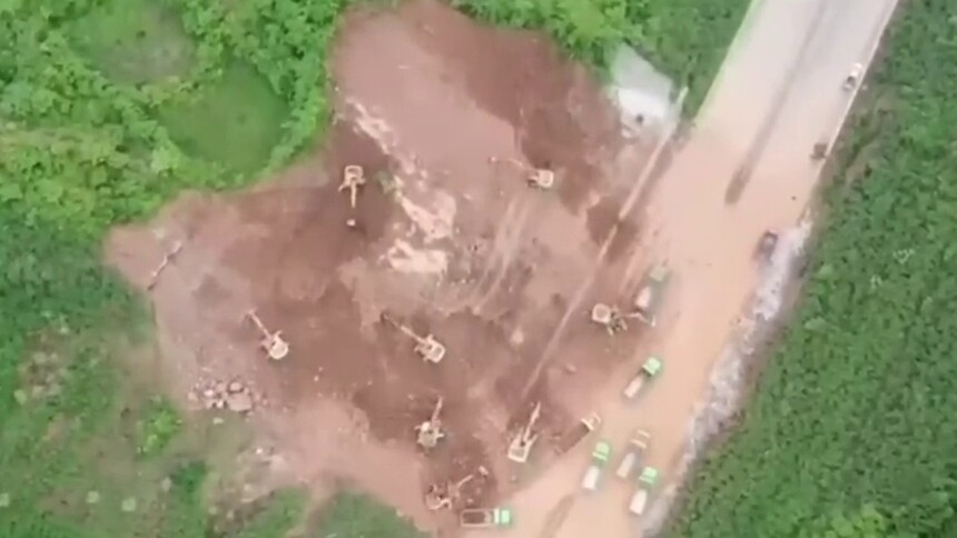 53小时 张南高速山体滑坡路段完成土石方清障