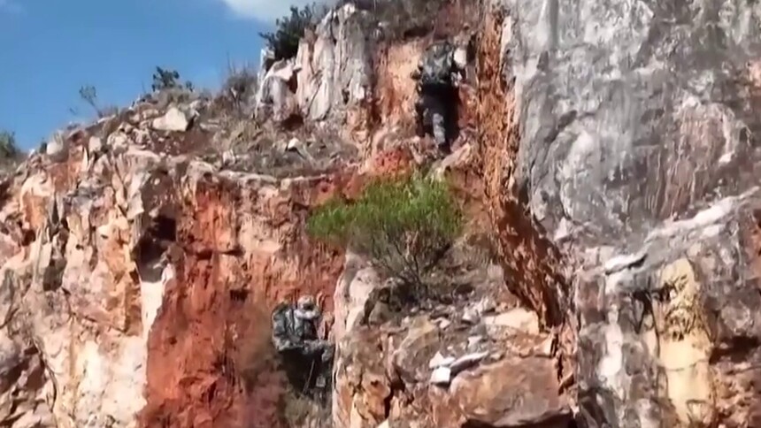 陆军：砺剑山岳丛林 侦察兵跨昼夜立体渗透