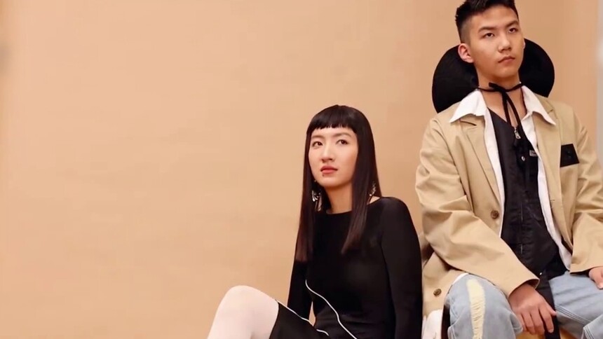超A亮相！胡皓康和妈妈姐姐同框拍摄杂志大片