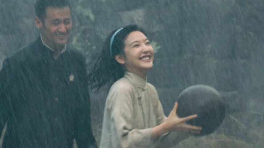 战火中的青春！含光中队雨中打球