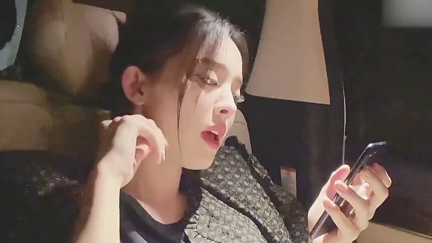 超有趣！古力娜扎分享摸鱼式唱歌VLOG