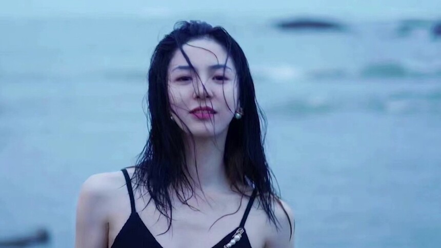 氛围感满满！唐诗逸迎着海风起舞