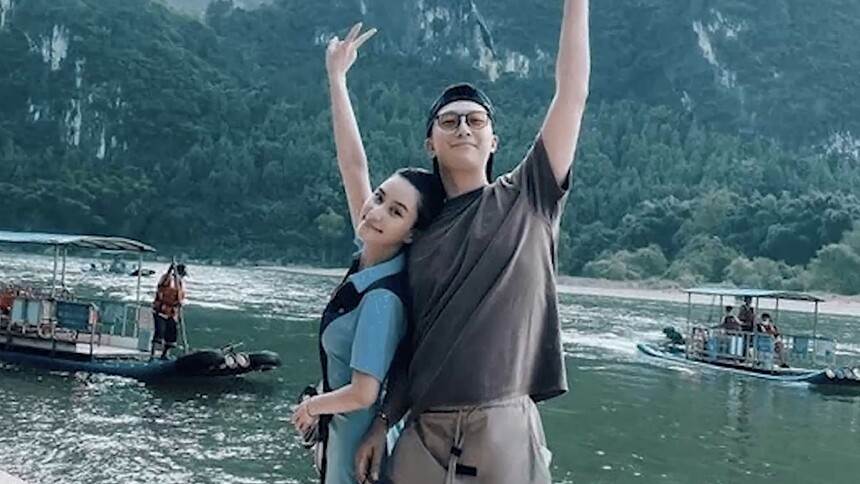 美景配佳人！窦骁何超莲同框出游照曝光