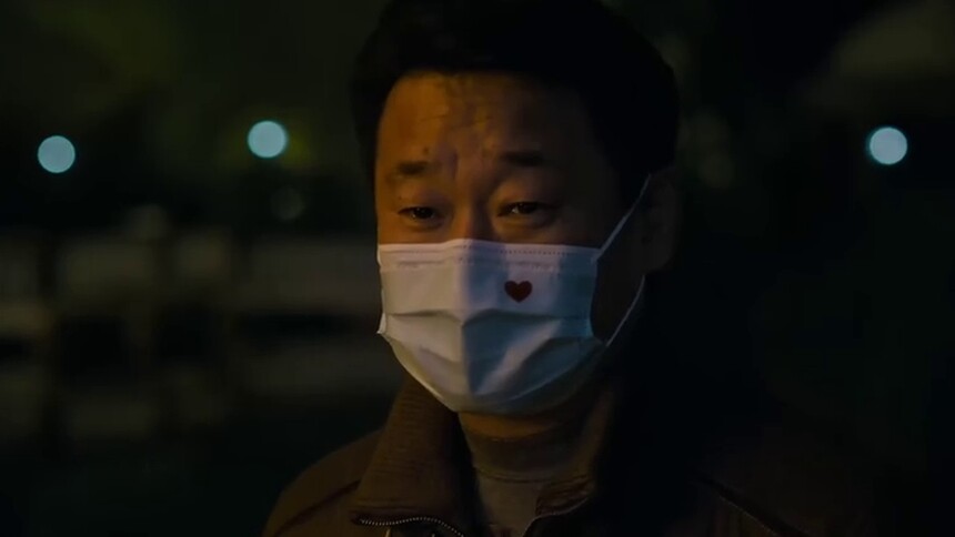 居民打亮手电祝福王书记和社区干部