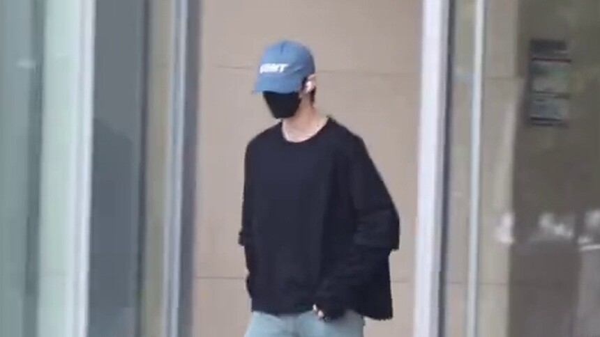 丁程鑫给工作人员鞠躬？ 礼貌又真诚的小丁好暖心~