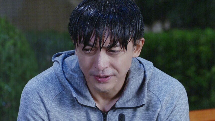 小鱼雨中陪左左喝酒谈心