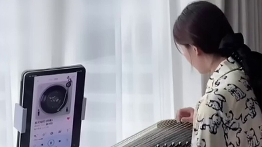 赵露思宅家弹奏古筝，没想到弹得这么好，也太好听了~