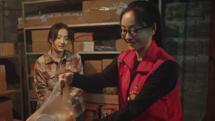 文秀看望网恋夫妇的快递站