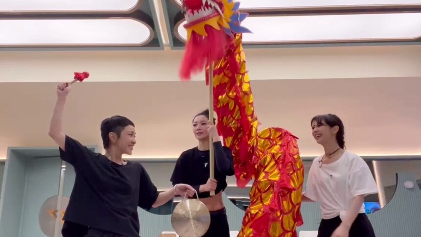 薛凯琪齐溪郭采洁爆笑练拉票，舞龙版“好运来”超欢乐