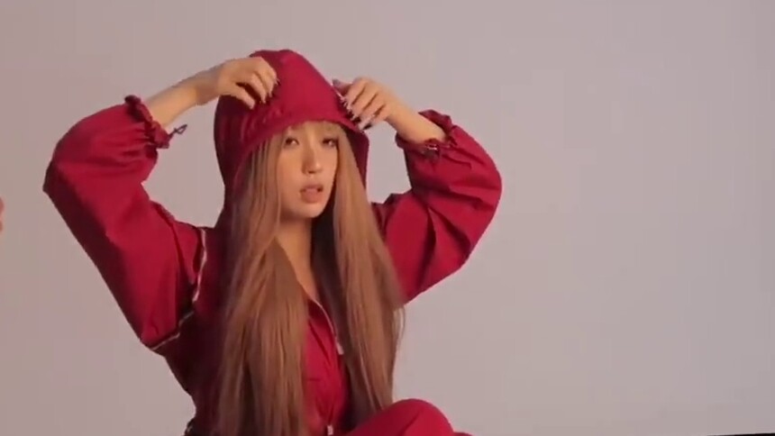 虞书欣运动系金发芭比大片，齐刘海金发造型完美cos偶像Lisa？