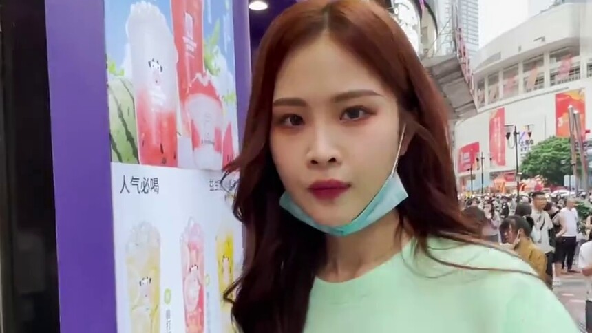 徐紫茵重庆逛吃vlog，到底是什么美食让徐紫茵撸起袖子开始大快朵颐呢？
