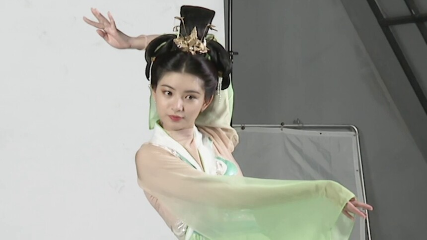 《美好年华研习社》独家海报侧拍：王怡人陈镜依活泼灵动