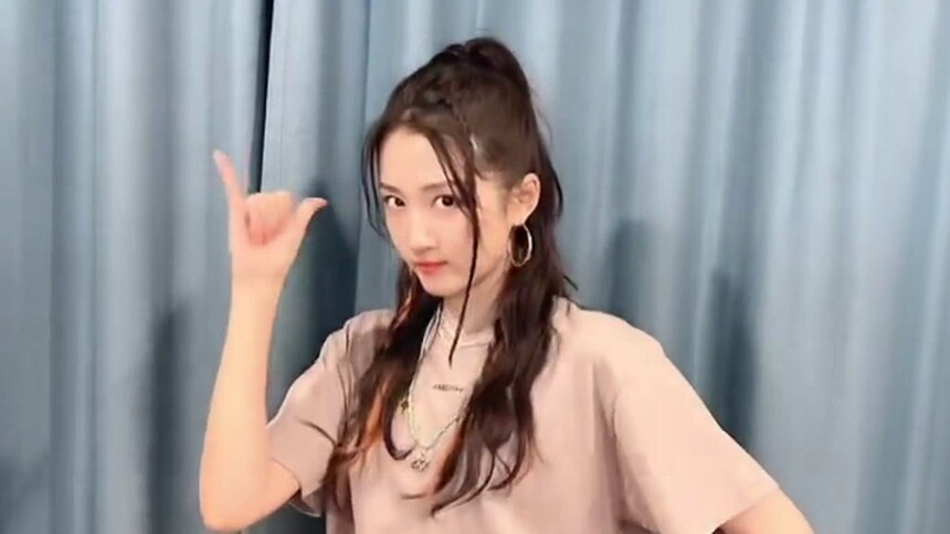 黄明昊666舞蹈挑战，关晓彤这面无表情的样子是梁爽事业不顺吗？