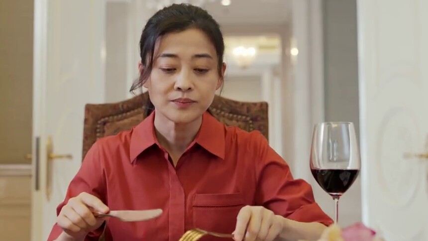 张卫国赵燕家中吃西餐