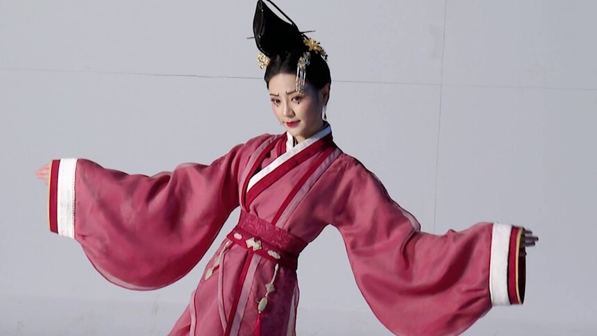 《美好年华研习社》独家侧拍：谢可寅陈镜依古装扮相可甜可娇