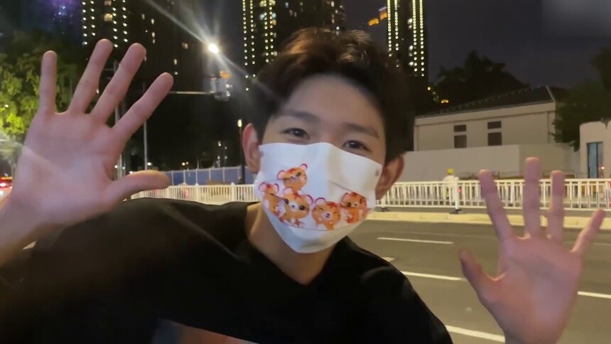 元气满满！王源戴萌虎口罩送中秋祝福超可爱