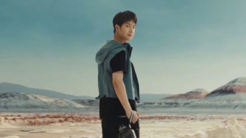 酷帅少年王一博沙漠与自己对话，机能风造型诠释独特型格气质！