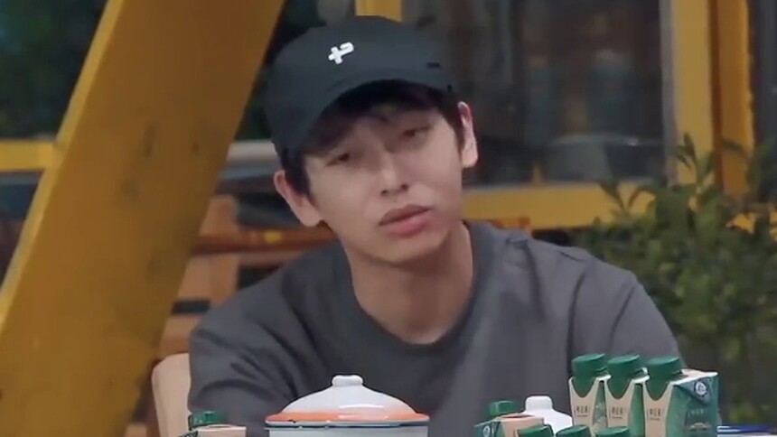 何炅三句话让彭昱畅跳伞 精准拿捏“仁义”版彭昱畅