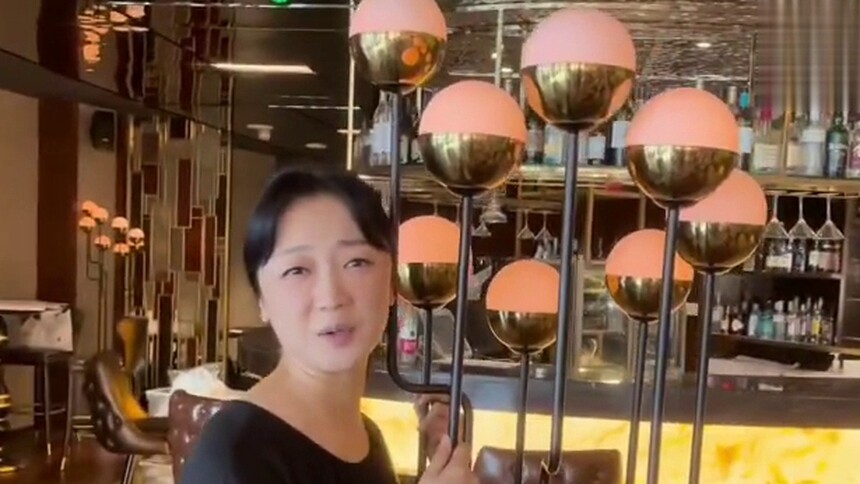 看张瑶上班好欢乐，太好笑了，快乐上班的表情，谁不说一句漂亮呢？