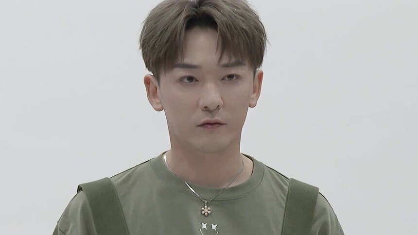 《百分百开麦》独家海报侧拍：王一浩穿背带裤可爱酷帅