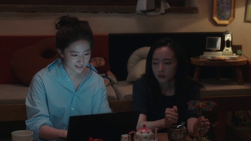 许红豆娜娜两人听墙角