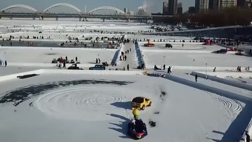 哈尔滨：松花江上乐享冰雪