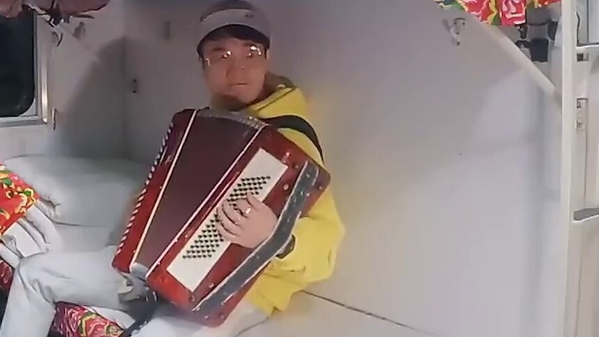 旅途以音乐为伴！王铮亮陈楚生苏醒火车版《喀秋莎》