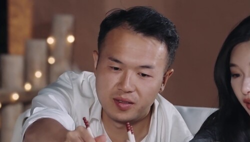 王睡睡再cue送礼物话题 张硕一边惭愧一边大口吃肉