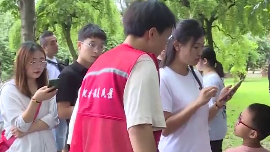 新闻特写：日行两万步，假日里最可爱的“一抹红”！ 17岁青年志愿者谢巍巍：穿上“红马褂” 让我深刻融入这座城