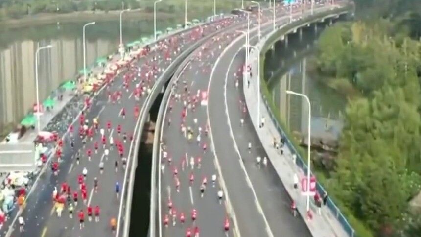 长沙马拉松今日鸣枪开跑：2.6万名选手迎风奔跑 用脚步丈量大美长沙